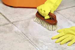 Schritt 3 Verwenden Sie eine Drahtbürste oder eine feste Borste um den Bereich zu schrubben